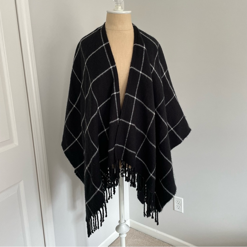 Black and White Plaid Wrap / Shawl / Poncho Abercrombie & Fitch